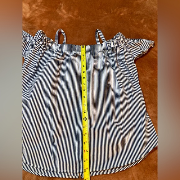Top Smocked Flowy Strappy Cold Shoulder Tee Size M. - Picture 6 of 6